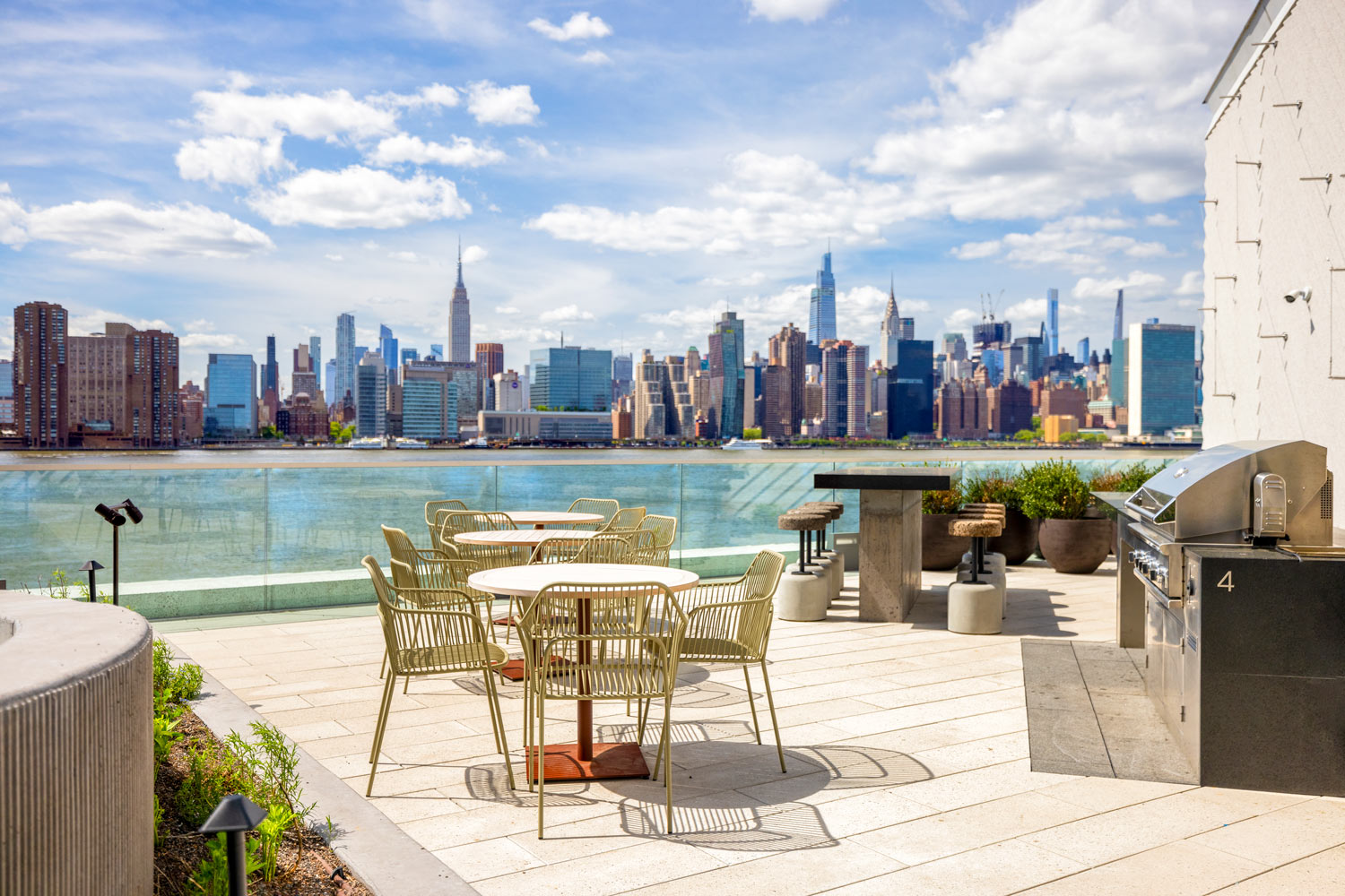Sweeping views of Manhattan and the East River from the central terrace